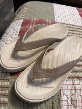 CROCS Women’s Glitter Flip Sandals - Gold and beige/Cream. NEW WITHOUT TAGS!